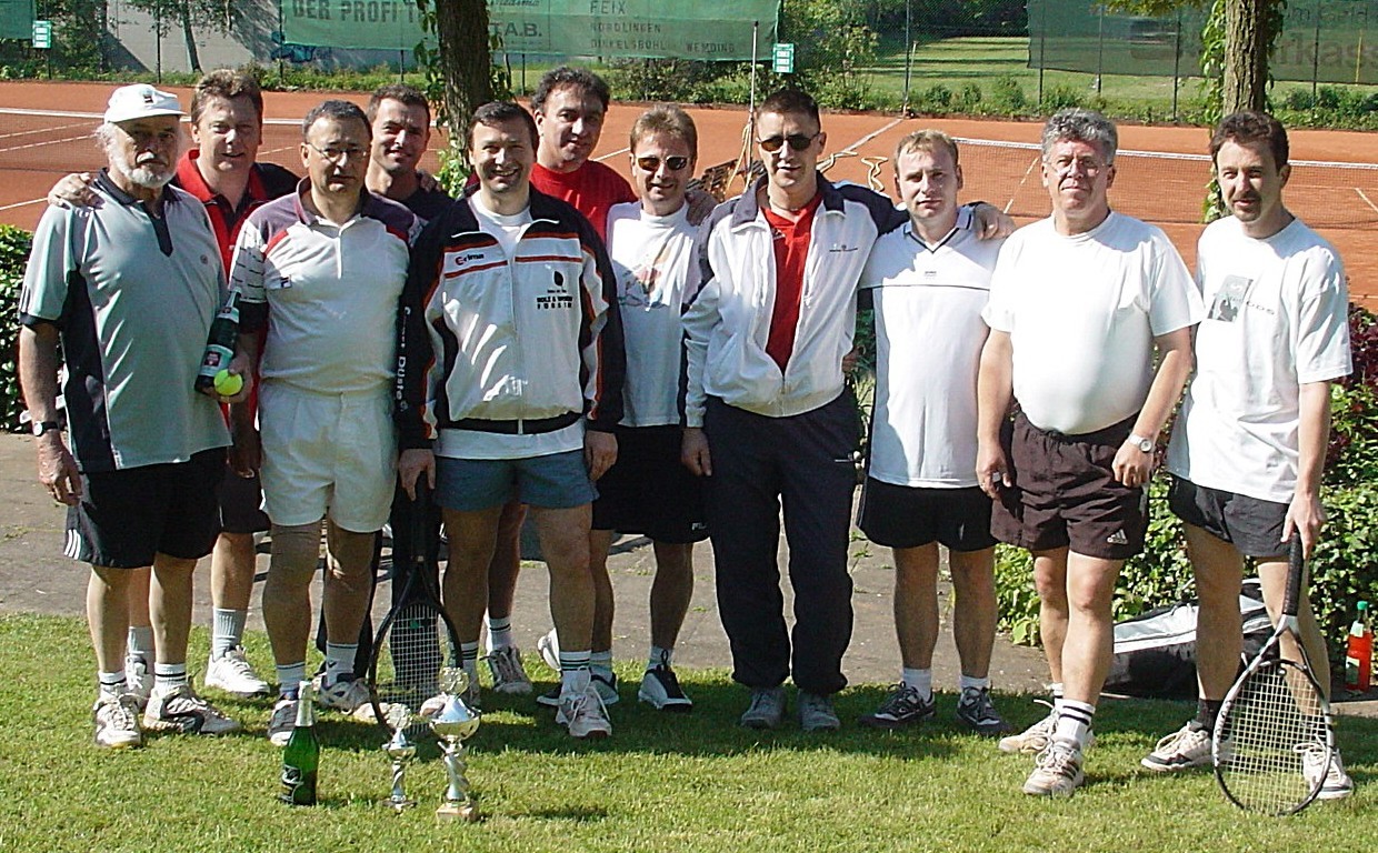 Die Teilnehmer des Tennisturniers 2004. Foto: Johann Schuster