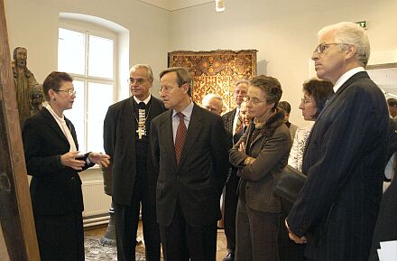 Rundgang durch die vorlufige Ausstellung und die zuknftigen Rume des Museums im Friedrich-Teutsch-Haus in Hermannstadt, von links nach rechts: Dr. Gudrun-Liane Ittu (Museumsleiterin), Bischof Christoph Klein, Botschafter Wilfried Gruber nebst Gattin sowie Ursula und Peter Adamek, Generalkonsul in Hermannstadt. Foto: Martin Eichler