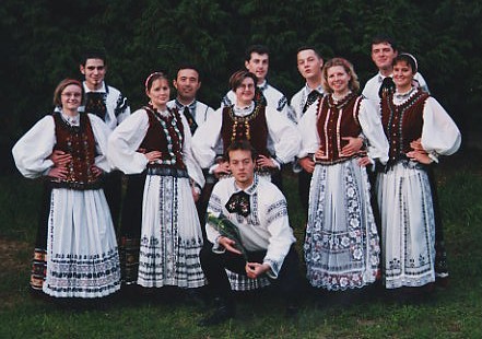 Die Tanzgruppe Nieder-Olm beim „Tag der Heimat“ 2001 in Bttelborn, von links: Katja Hanek und Carsten Wendel, Rosina und Hans Probstdorfer, Adelheid Hanek und Walter Glatz, Birgit Volkmer und Kurt Bachmann, Melitta und Horst Bottesch, vorne kniend: Ortwin Bachmann. Nicht auf dem Bild sind die Mitglieder Heide Probstdorfer, Miriam Alnauer, Inge Erika Knoll, Helmut Hoos, Alina Zenker und Harald Hoos. Foto: Heide Probstdorfer