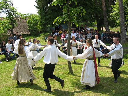 Auftritt der Burzenlnder Volkstanzgruppe in Deutsch-Weikirch, 2004.