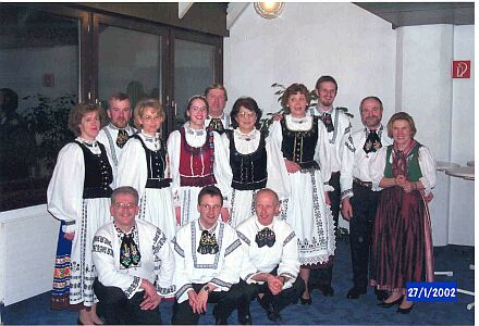 Brauchtumsgruppe Gmunden-Laakirchen mit Pfarrer Mag. Zimmermann samt Gattin (rechts)
