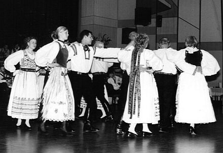 Volkstanzgruppe Vcklabruck bei ihrem Auftritt anlsslich der 40-jhrigen Jubilumsfeier. Foto: Lohr