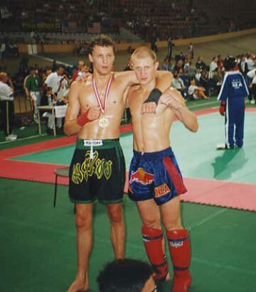 Ralf Schenker (links), Weltmeister im Thai-Boxen, mit seinem Gegner im Finale.
