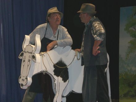 Wie viel soll die Kuh kosten? Siegfried Foith (links) und Johann Kremer whrend des Theaterstckes „Der Gohrmert“ im Schrannenfestsaal. Foto: Heike Mai-Lehni