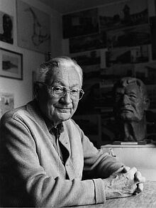 Hans Wolfram Theil, 1997 in seiner Wohnung in Langwied bei Mnchen aufgenommen. Im Hintergrund der von ihm modellierte Portrtkopf von Hermann Oberth. Foto: Konrad Klein