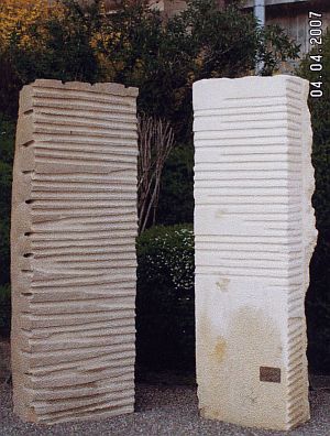 Die Skulptur 'Wagnis Brckenschlag' von Ioan Thimmel, Kalksandstein und Muschelkalk, 2,40 x 2 x 0,7 m, 2006