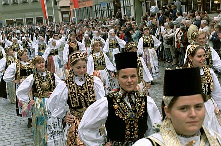 Viele junge Trachtentrger werden auch beim Heimattag 2003 in Dinkelsbhl erwartet. Hier eine Aufnahme vom letztjhrigen Pfingstfest. Foto: Josef Balazs