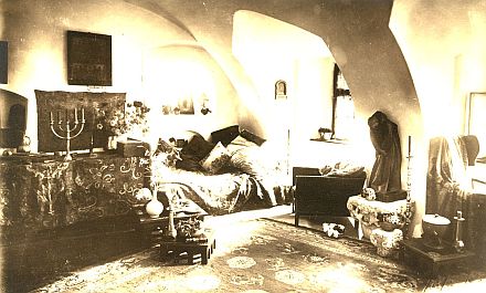 Schlafzimmer von Knigin Maria auf Schloss Trzburg, um 1935. Foto: Emil Fischer (Bildarchiv Konrad Klein)
