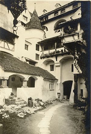 Schlosshof der Trzburg, um 1935. Foto: Emil Fischer (Bildarchiv Konrad Klein)