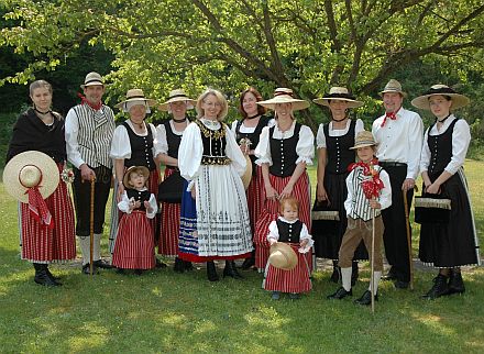 Trachtentrgerinnen bei der Prsentation des neu kreierten Katharini-Dirndl, mit Bundesfrauenreferentin Ingrid Eichstill (5. von links).