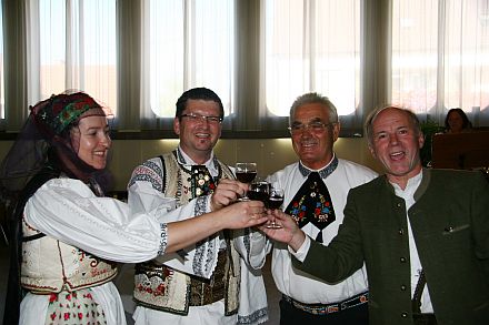 Frhschoppen im Volksheim Traun, von links nach rechts zu sehen: Nachbarmutter Irene Kastner, Nachbarvater Dietmar Lindert, Verbandsobmann Kons. Hans Waretzi, Hobbywinzer Mathias Kreischer. Foto: cityfoto/Schenk