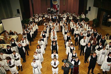 Hundert siebenbrgisch-schsische Trachtentrger beeindruckten beim 50-jhrigen Jubilum der Nachbarschaft Traun. Foto: cityfoto/David