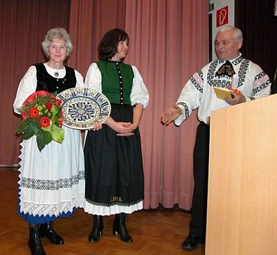 Generationswechsel in Traun, von links: Altnachbarmutter Gertrude Kreischer, die neue Nachbarmutter Irene Kastner und Altnachbarvater Martin Duka. Foto: Georg Manchen