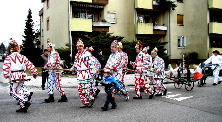 Ochenlauf beim Faschingsumzug in Traun. Foto: Georg Manchen