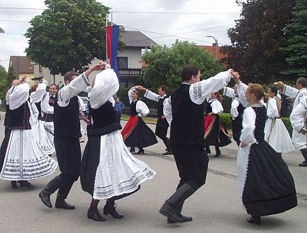 4. Kronenfest in Traun. 18 Paare der Siebenbrger Jugend und der Alten Jugend Traun beim abschlieenden Tanz nach der Kronenrede. Foto: Hermann Kopes