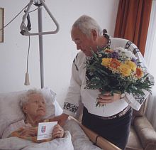Der Vorsitzende Kreisgruppe, Norbert Klein, berreicht der 100-jhrigen Frieda Wagner eine Geburtstagskarte und einen Blumensterrau. Foto: Oswald Zerwes