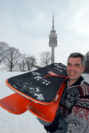 Detlef Barthmes mit seiner Erfindung - dem Triboard. Foto: Stephan Rumpf