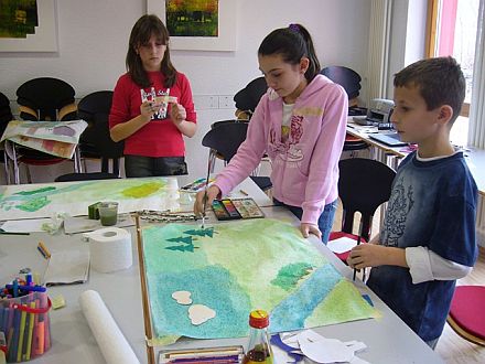 Beim Erstellen des Hintergrundes fr den siebenbrgischen Zeichentrickfilm, von links: Sabine Schenker (12), Julia Zakel (12) und Alex Schenker (9). Foto: Annette Folkendt