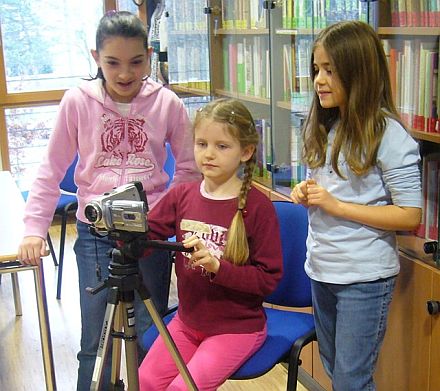 Beim Filmen der Zaubertricks: Julia Zakel (12), Katharina Theil (7), Silke Folkendt (9). Foto: Annette Folkendt