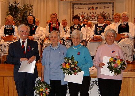 Ehrungen bei der 40-jährigen Jubiläumsfeier der Nachbarschaft Tübingen, von links nach nachts: Prof. Dr. Dr. Harald Zimmermann, Gretel Schmidt, Ingeborg Orendi und Brigitte Reiser.