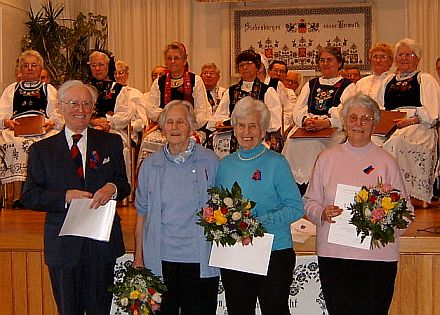 Ehrungen bei der 40-jhrigen Jubilumsfeier der Nachbarschaft Tbingen, von links nach nachts: Prof. Dr. Dr. Harald Zimmermann, Gretel Schmidt, Ingeborg Orendi und Brigitte Reiser.