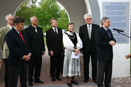 Der Turm der Erinnerung wurde in Drabenderhhe festlich eingeweiht, von links nach rechts: Volker Drr, Bundesvorsitzender, Hagen Jobi, stellvertretender Landrat, Bischof D. Dr. Christoph Klein, Ministerialdirigent Ullrich Kinstner, Kreisgruppenvorsitzende Enni Janesch, Pfarrer .i.R. Kurt Franchy, Vorsitzender des Adele-Zay-Vereins, Brgermeister Becker-Blonigen. Foto: Christian Melzer