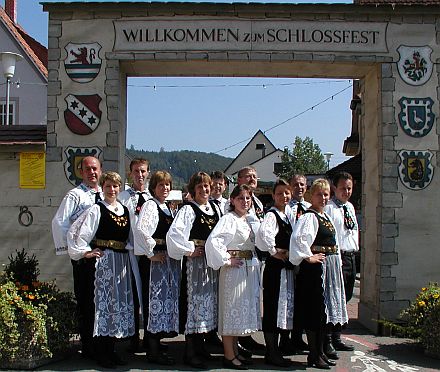 Siebenbrgisch-schsische Trachtentrger bereicherten das 10. Immendinger Schlossfest. Foto: Aida Kasper