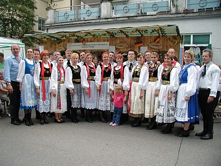 Siebenbrgische Trachtengruppe beim Tuttlinger Stadtfest, links der Vorsitzende der Kreisgruppe, Martin Brenndrfer