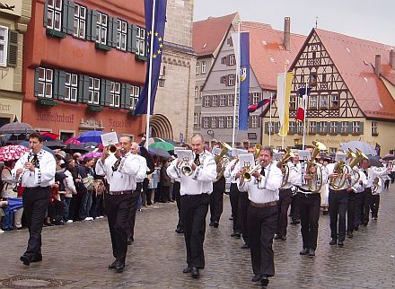 Rund 1.500 siebenbrgisch-schsische Trachtentrger machten mit beim Festumzug durch die historische Alstadt von Dinkelsbhl. Foto: Josef Balazs