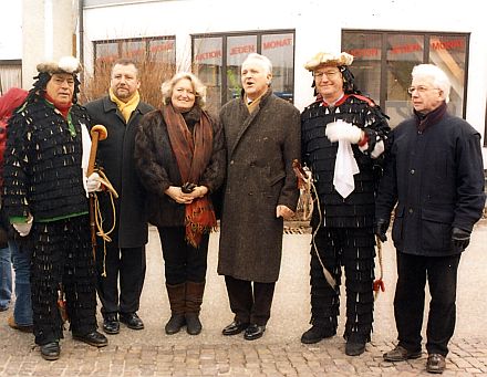 Begrung des Bundesvorstandes der Landsmannschaft in Grosachsenheim, von links nach rechts: Ortwin Gunne, Dr. Bernd Fabritius, Karin-Servatius-Speck, Volker Drr, Alfred Mrass und Johann Schuller. Foto: Heinz Stirner