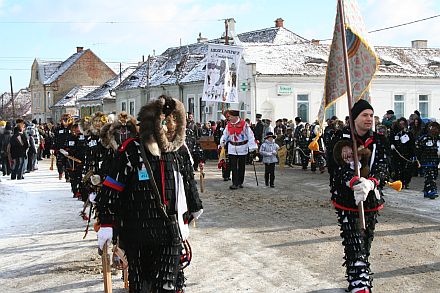 Urzeln-Parade mit Zunftfahne in Agnetheln. Foto: Georg Hutter