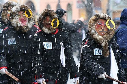 Urzeln mit den typischen Masken in Hermannstadt. Foto: Ovidiu Dumitru 