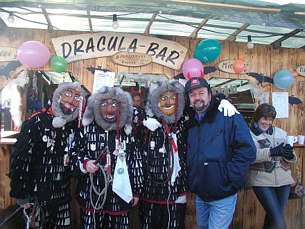 Tuttlingen: Urzenlufer und Kreisgruppenvorsitzenden Martin Brenndrfer vor der Dracula-Bar in Immendingen