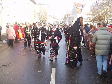 Siebenbrgische Urzeln aus Sachsenheim beim Groen Narrentreffen 2004 in Singen.