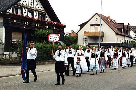 Die Kleinglattbacher Siebenbrgische Trachtengruppe mit einer Fahne aus Zendersch. Foto: Werner Sedler