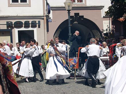 Festkundgebung auf dem Vcklabrucker Stadtplatz: Tanzpaare in Tracht beim schwungvollen Reigen. Foto: Christian Schoger