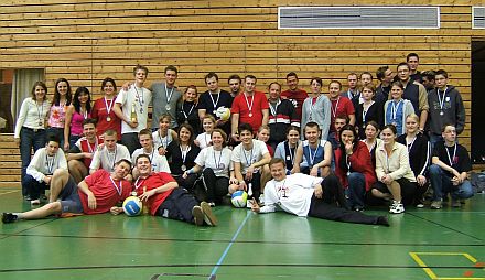 Die Teilnehmer des ersten siebenbrgischen Volleyballturniers in Dinkelsbhl. Foto: Axel Wenzel