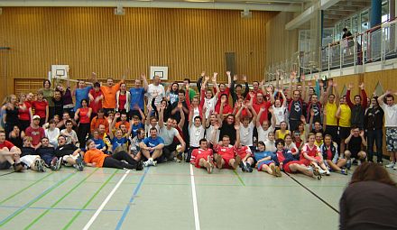 Zahlreiche Sportler kmpften um den Pokal des Volleyballturniers der Jugendtanzgruppe Mnchen.