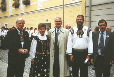 Die Spitzenvertreter der fnf Mitgliedsverbnde beim siebenbrgischen Fderationstreffen in Wels (von links nach rechts): David Bokesch (USA), Kthe Pauline (Kanada), Volker E. Drr (Deutschland), Volker Petri (sterreich) und Paul Jrgen Porr (Siebenbrgen). Foto: Erhard Graeff