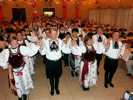 Aufmarsch der Trachtenpaare beim 20-jhrigen Jubilum der Volkstanzgruppe Mnchen