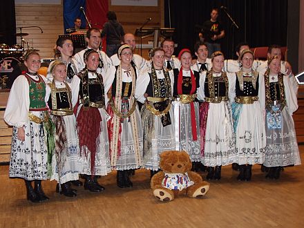 Die Sieger des 15. Volkstanzwettbewerbes, die Siebenbürgische Jugendtanzgruppe Heilbronn, strahlten am Ende der Veranstaltung mit ihrem Maskottchen um die Wette. Foto: Doris Roth