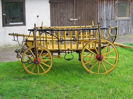 Fluchtwagen aus Dinkelsbhl, mit dem der verstorbene Georg Krau sen. 1944 mit seiner Familie von Deutsch-Zepling nach sterreich flchtete. Dieser Fluchtwagen wird beim Heimattag in Dinkelsbhl im Spitalhof sowie beim Trachtenumzug zu sehen sein. Foto: Gerhard Beck