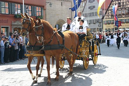 Mit diesem Wagen war Georg Krau sen. 1944 mit seiner Familie nach sterreich geflchtet. Der Fluchtwagen gehrte zu den Attraktionen des Festumzuges in Dinkelsbhl. Foto: Gnther Melzer