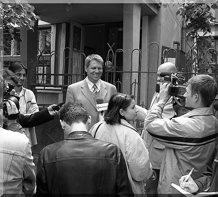 Klaus Johannis nach dem Urnengang mit seinem Lcheln, als sei er Kennedys Zwillingsbruder (Sddeutsche). Foto: Martin Ohnweiler