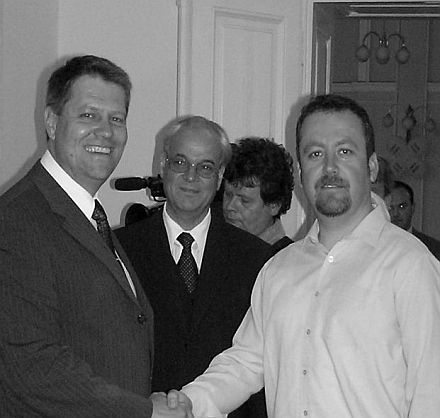 Zu den ersten Gratulanten des Wahlsiegers Klaus Johannis (links) zhlten der evangelische Bischof D. Dr. Christoph Klein (Mitte) und Dr. Bernd Fabritius, stellvertretender Bundesvorsitzender der siebenbrgischen Landsmannschaft. Foto: Martin Ohnweiler