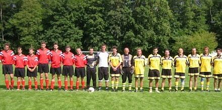 Fuballturnier in Waldkraiburg, die beiden Mannschaften des Endspiels: Crocco Nrnberg und Dudlhofer Waldkraiburg.