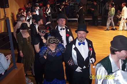 Die noble Gesellschaft marschiert beim Faschingsball in Waldkraiburg auf.