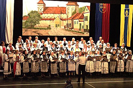 Der Chor der Kreisgruppe Waldkraiburg unter der Leitung von Paul Staedel gestaltete die 30-jhrige Jubilumsfeier mit.