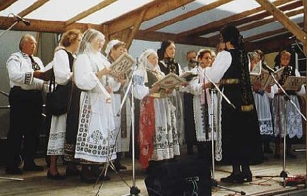 Chor der Kreisgruppe Rosenheim mit seiner Dirigentin Hedwig Zermen auf der improvisierten Bhne in Wasserburg. Foto Alfred Copony