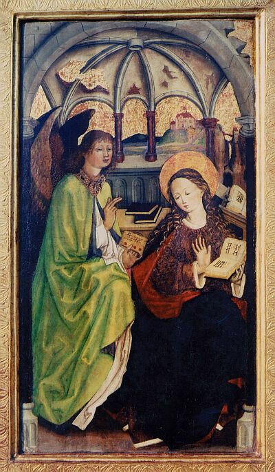 "Und der Engel trat bei ihr ein und sprach: Sei gegrt, du Begnadete! Der Herr ist mit dir! " Verkndigungsszene vom Birthlmer Altar, 1483. Es gilt heute als unbestritten, dass der monumentale Flgelaltar der Birthlmer Kirchenburg in enger Beziehung zum Meister des berhmten Wiener Schottenaltars aus der Zeit um 1470/80 steht. Foto: Konrad Klein